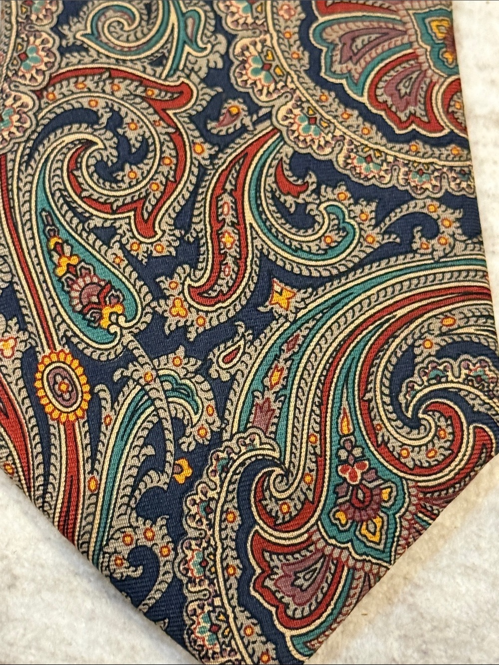 100% silk Gant Paisley Pattern Men's Tie in Black, Red & Green - Picture 5 of 10